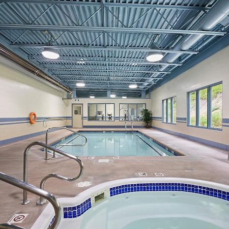 Glenwood Inn & Suites Trail Экстерьер фото