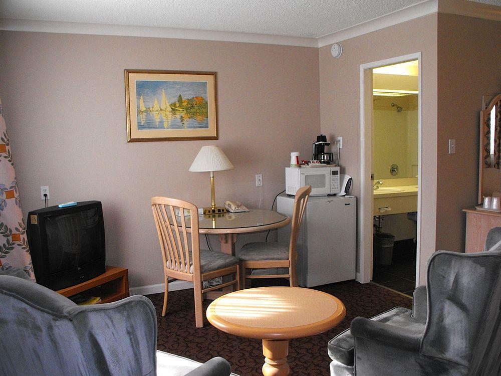 Glenwood Inn & Suites Trail Экстерьер фото