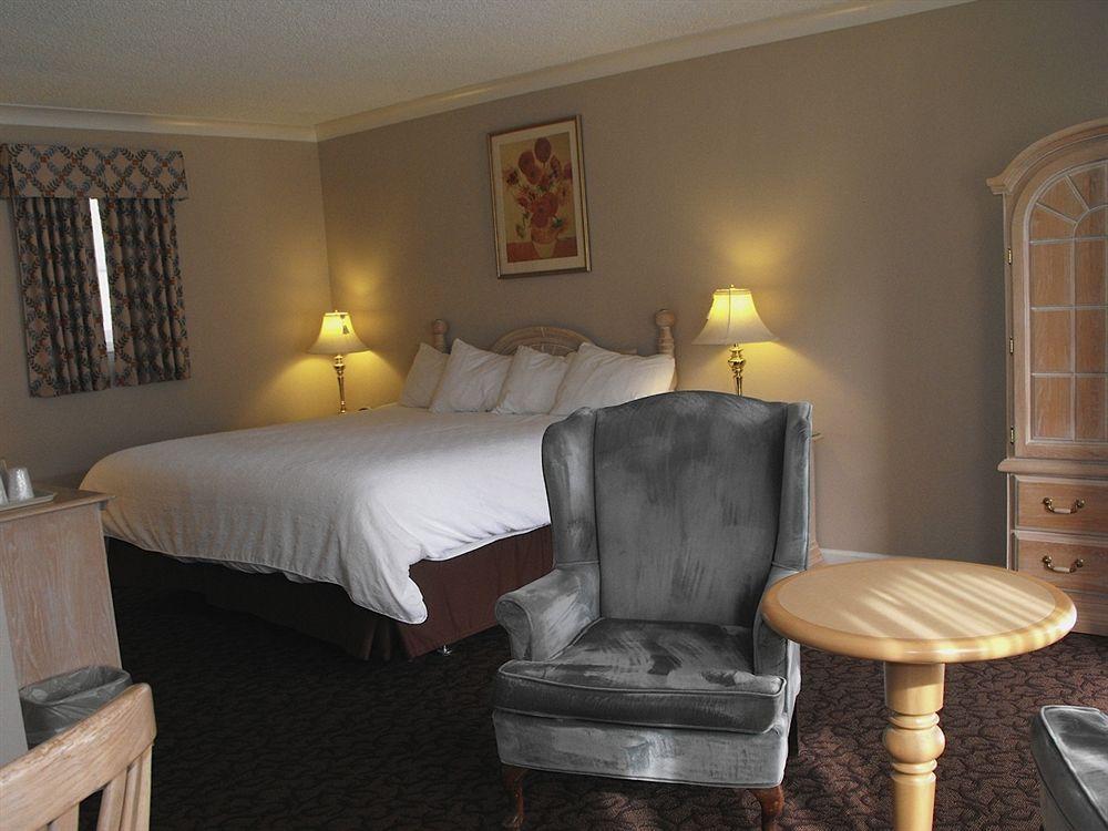 Glenwood Inn & Suites Trail Экстерьер фото