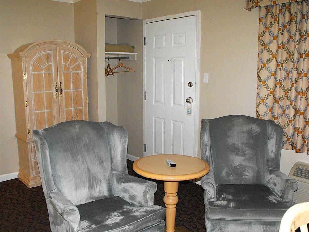 Glenwood Inn & Suites Trail Экстерьер фото
