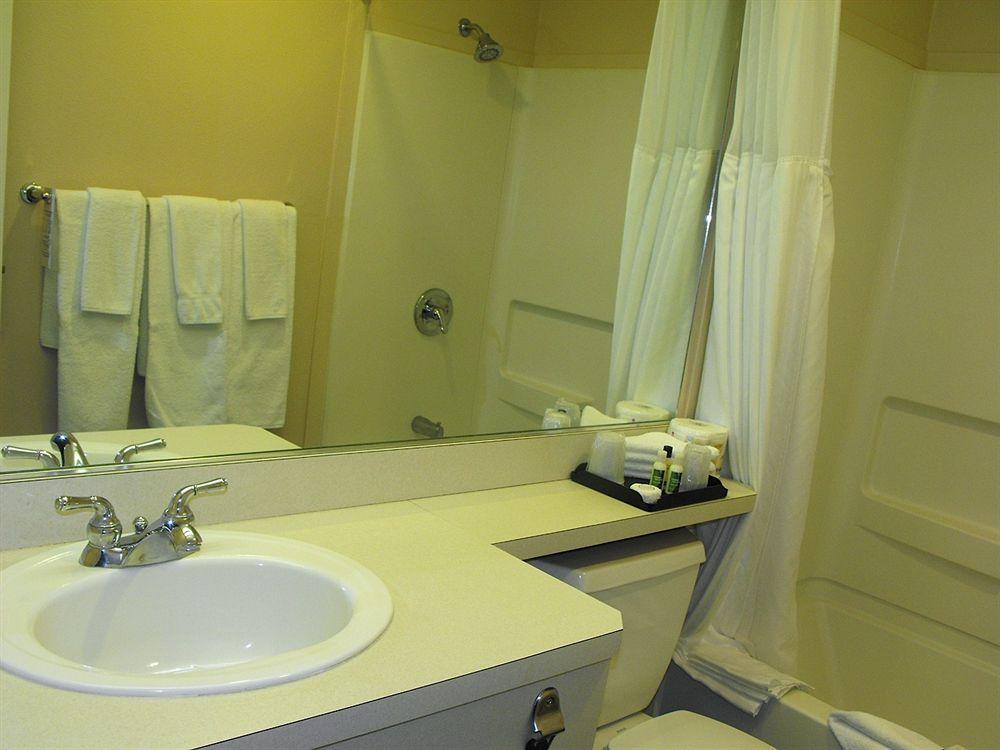 Glenwood Inn & Suites Trail Экстерьер фото