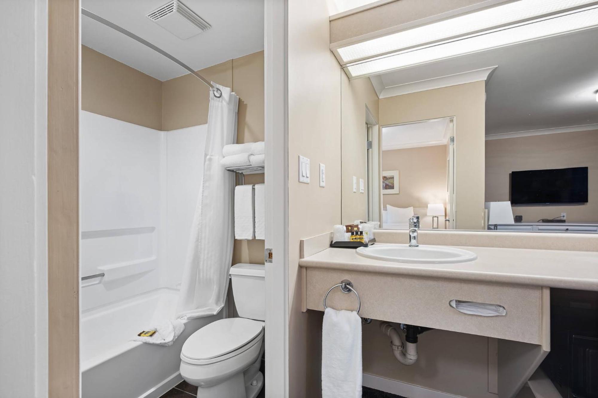 Glenwood Inn & Suites Trail Экстерьер фото
