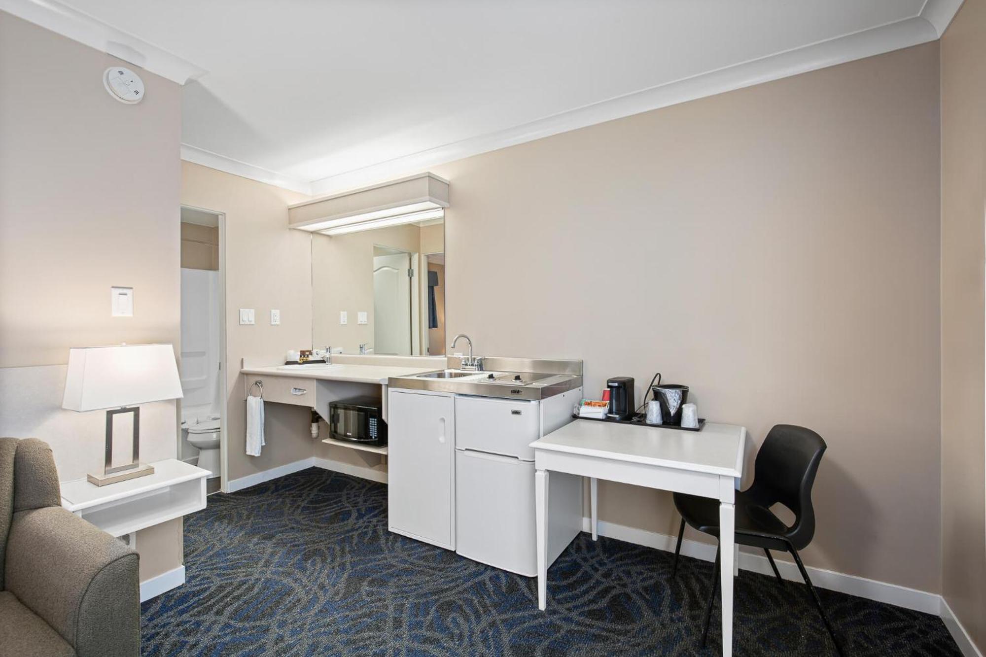 Glenwood Inn & Suites Trail Экстерьер фото