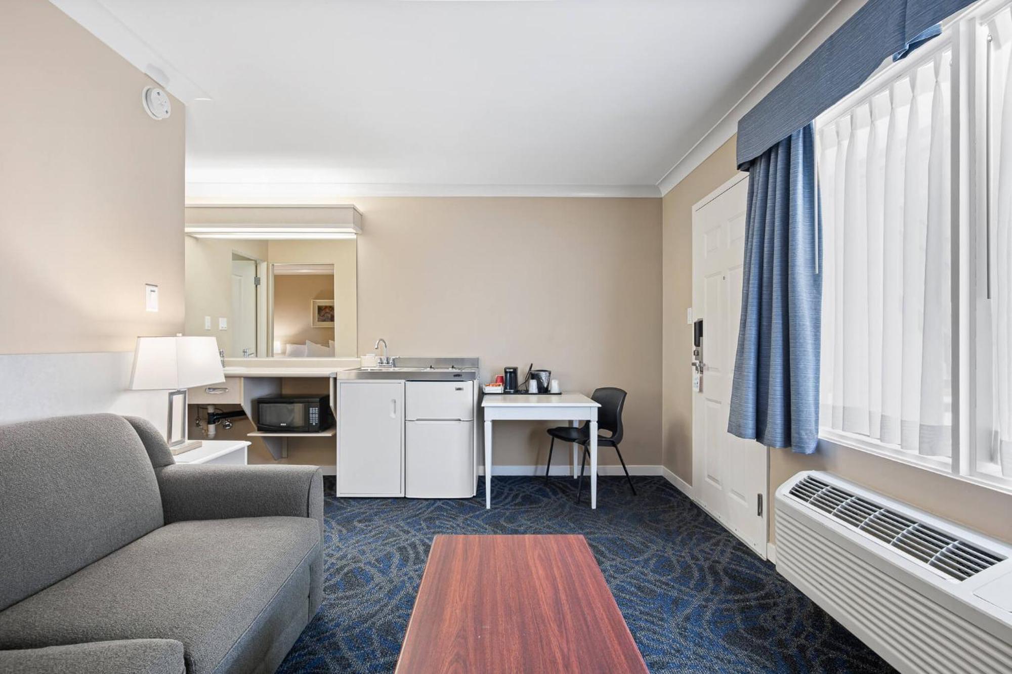Glenwood Inn & Suites Trail Экстерьер фото