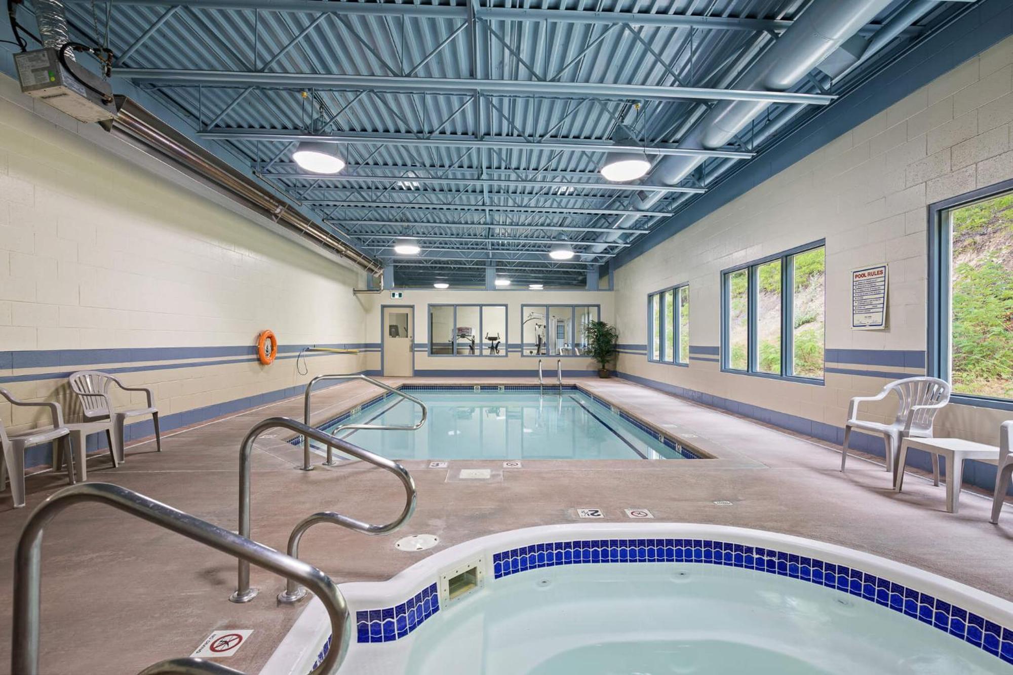 Glenwood Inn & Suites Trail Экстерьер фото