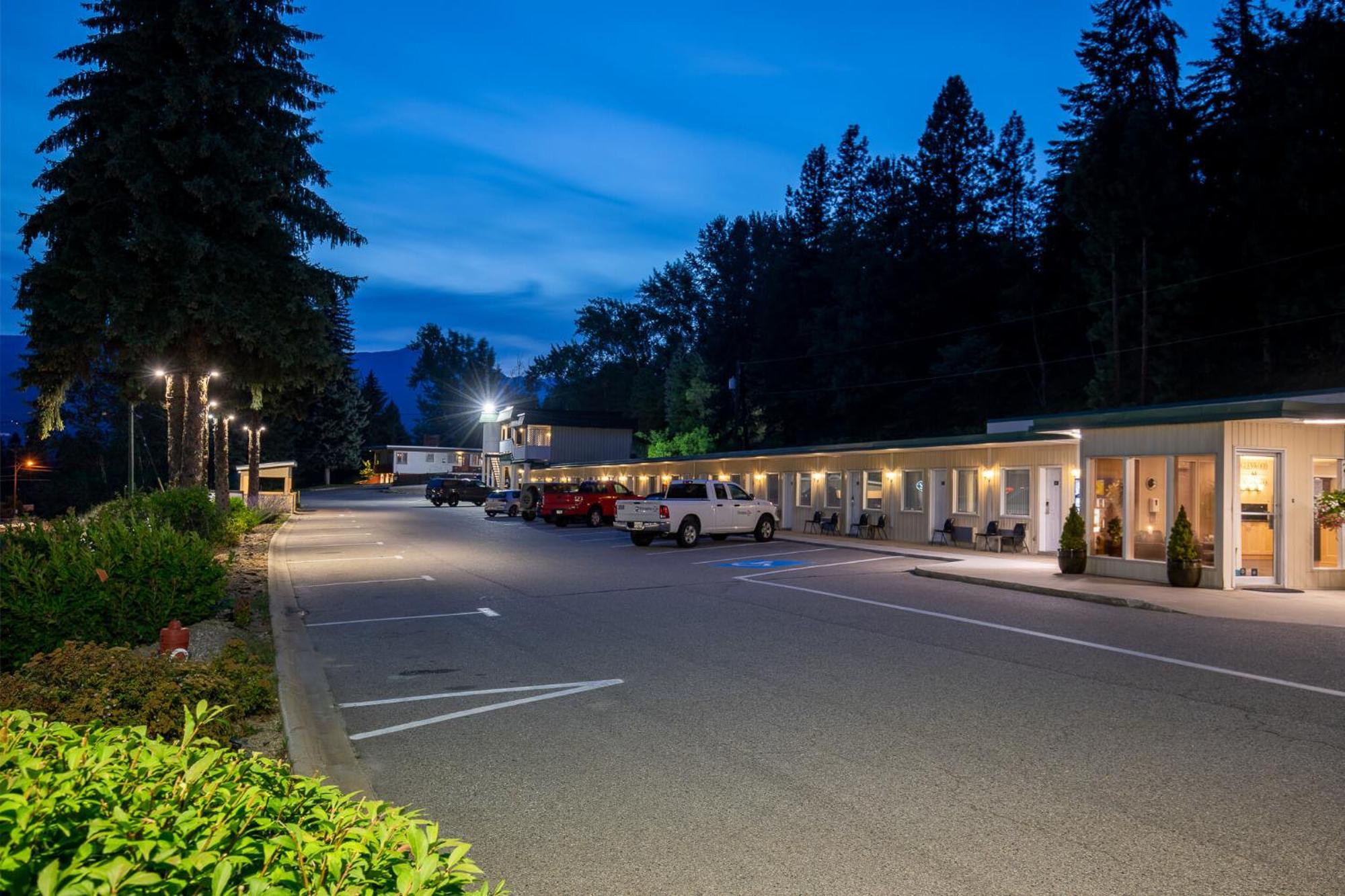 Glenwood Inn & Suites Trail Экстерьер фото