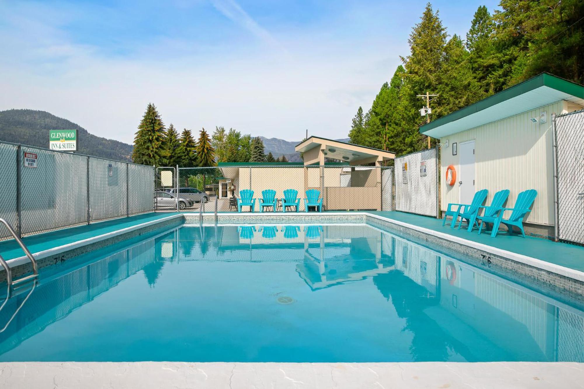 Glenwood Inn & Suites Trail Экстерьер фото