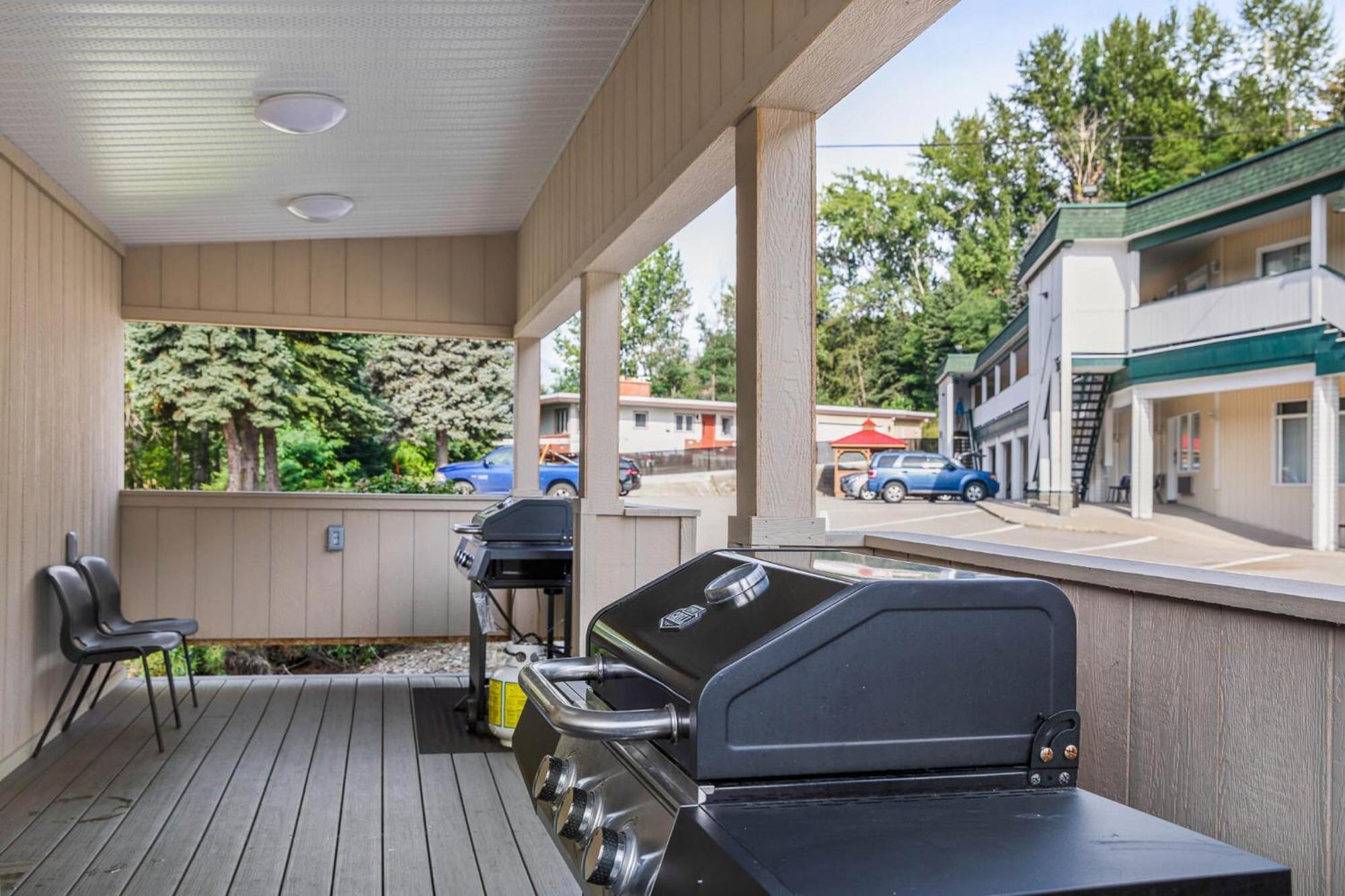 Glenwood Inn & Suites Trail Экстерьер фото