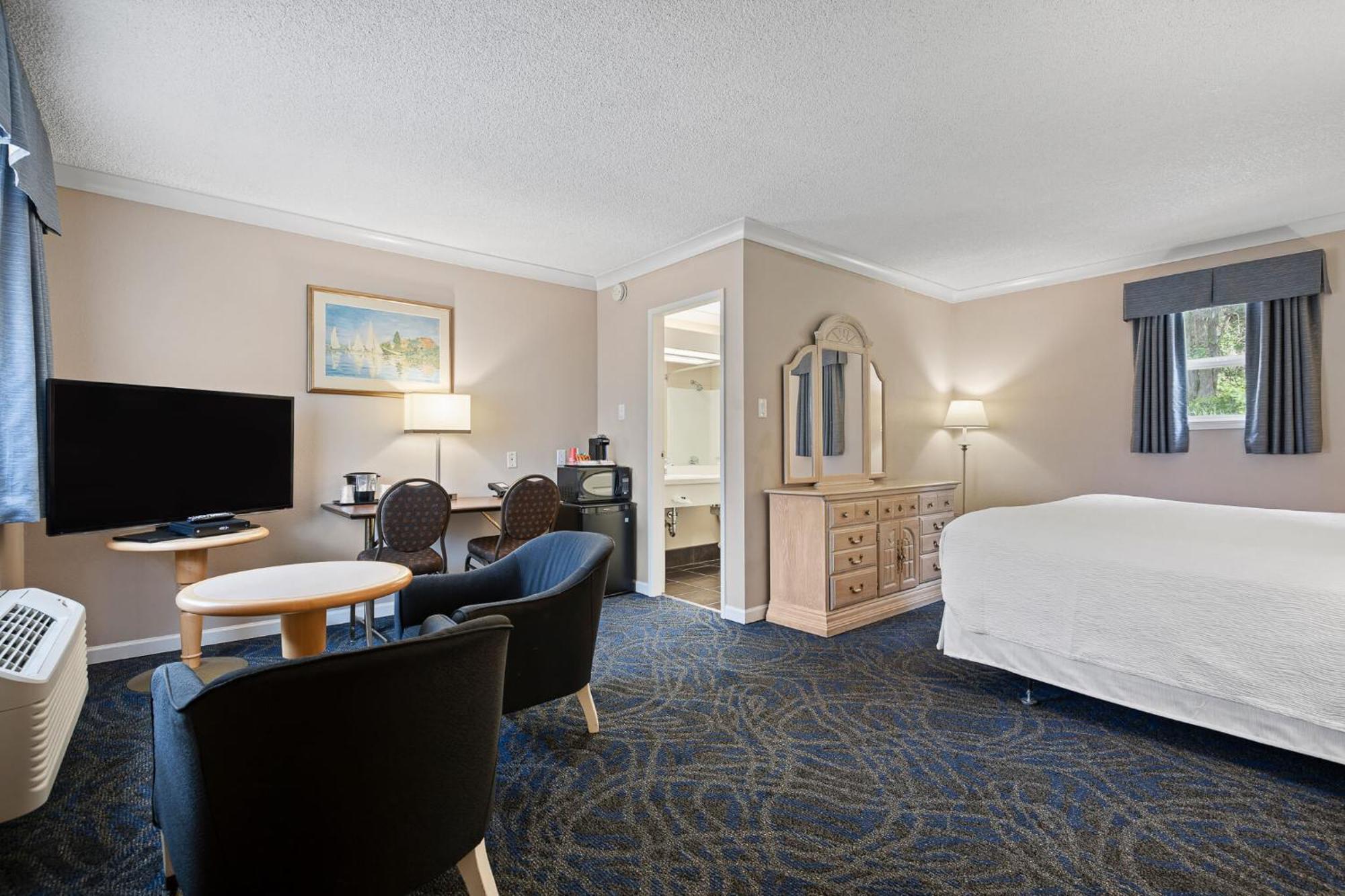 Glenwood Inn & Suites Trail Экстерьер фото