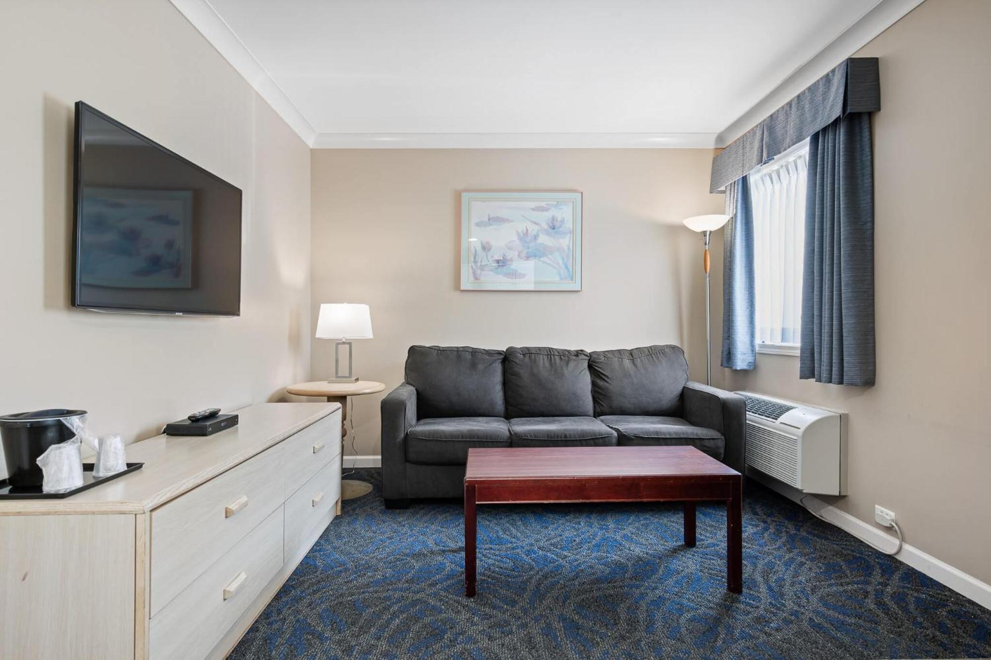 Glenwood Inn & Suites Trail Экстерьер фото
