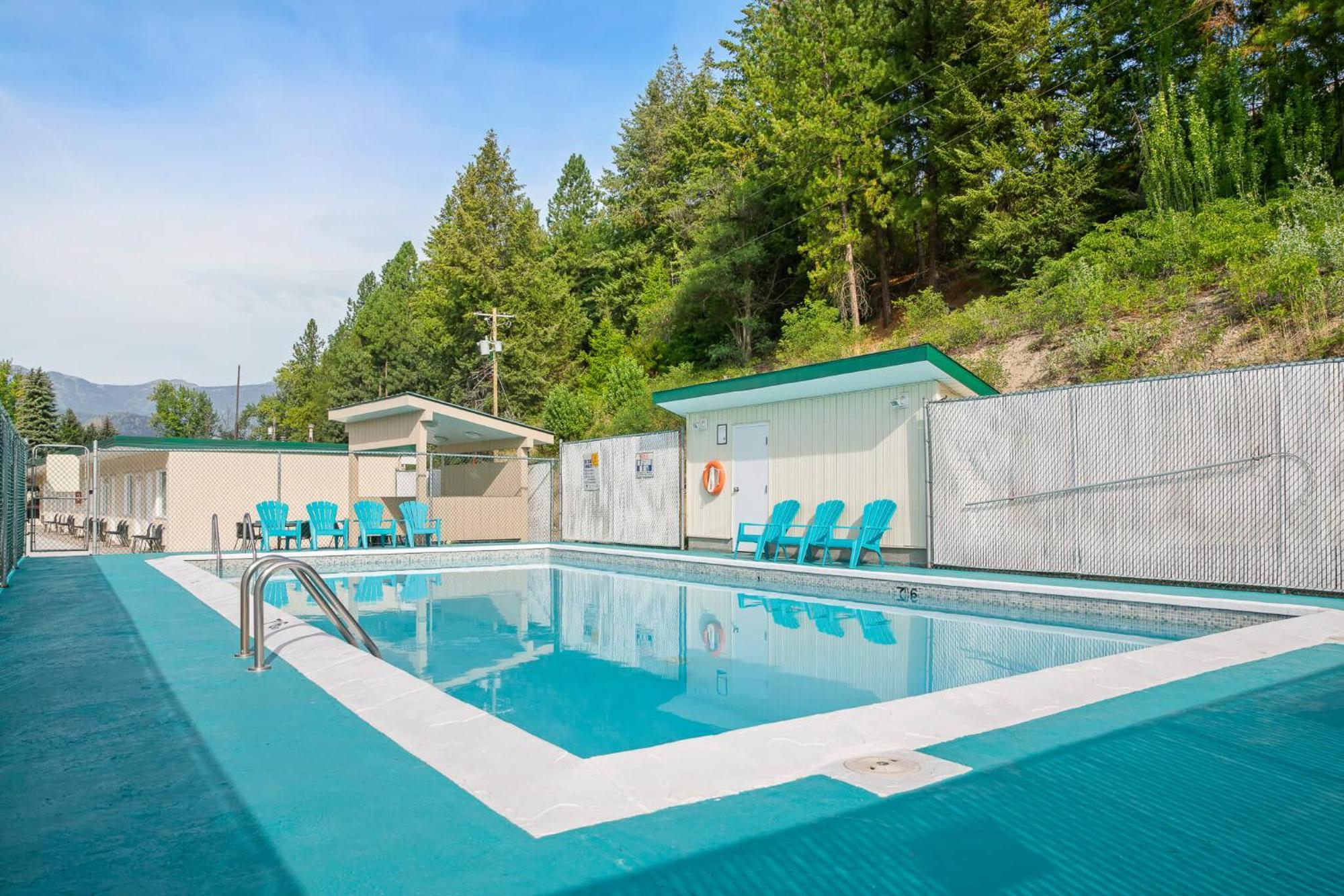 Glenwood Inn & Suites Trail Экстерьер фото