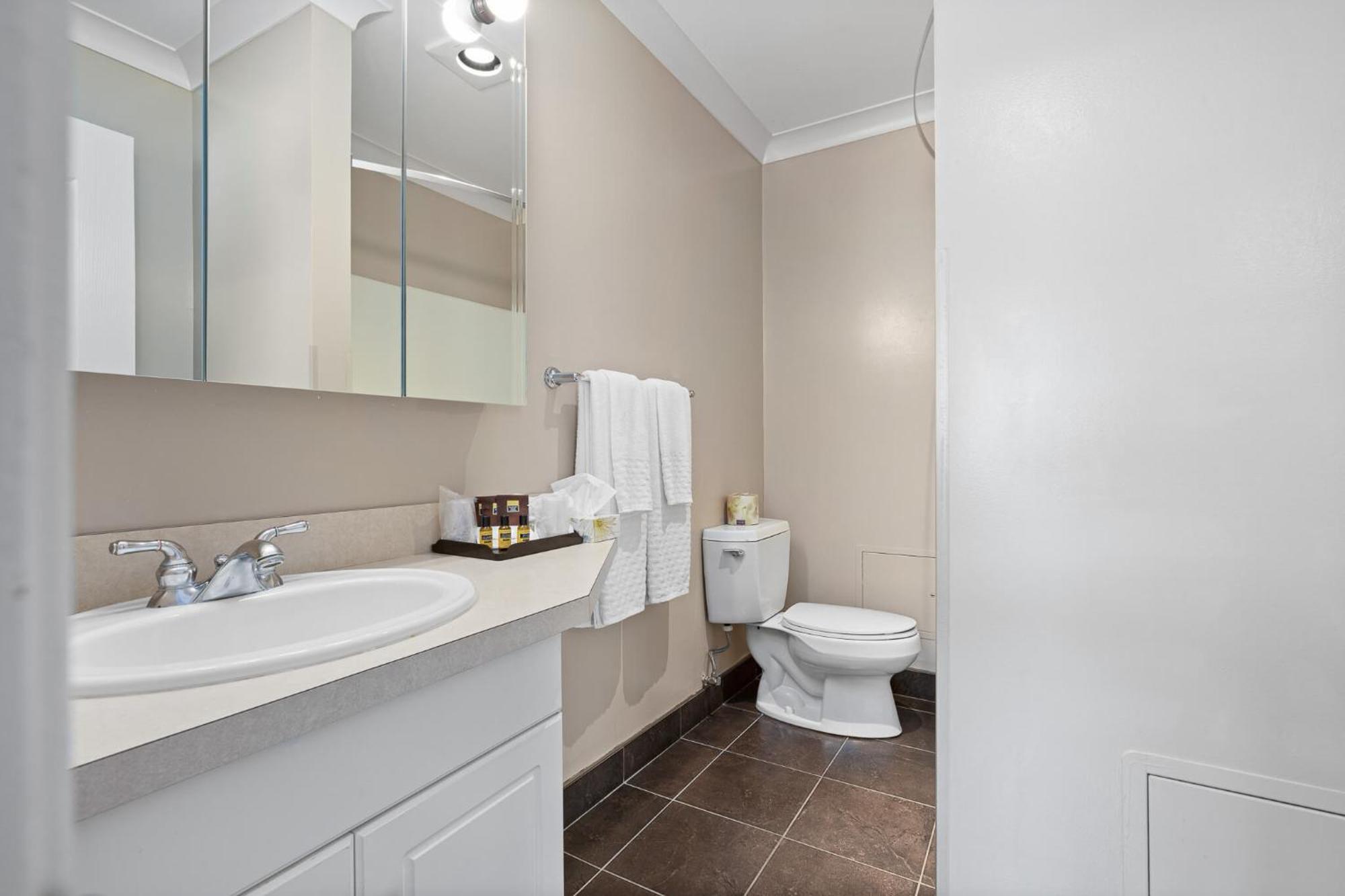 Glenwood Inn & Suites Trail Экстерьер фото