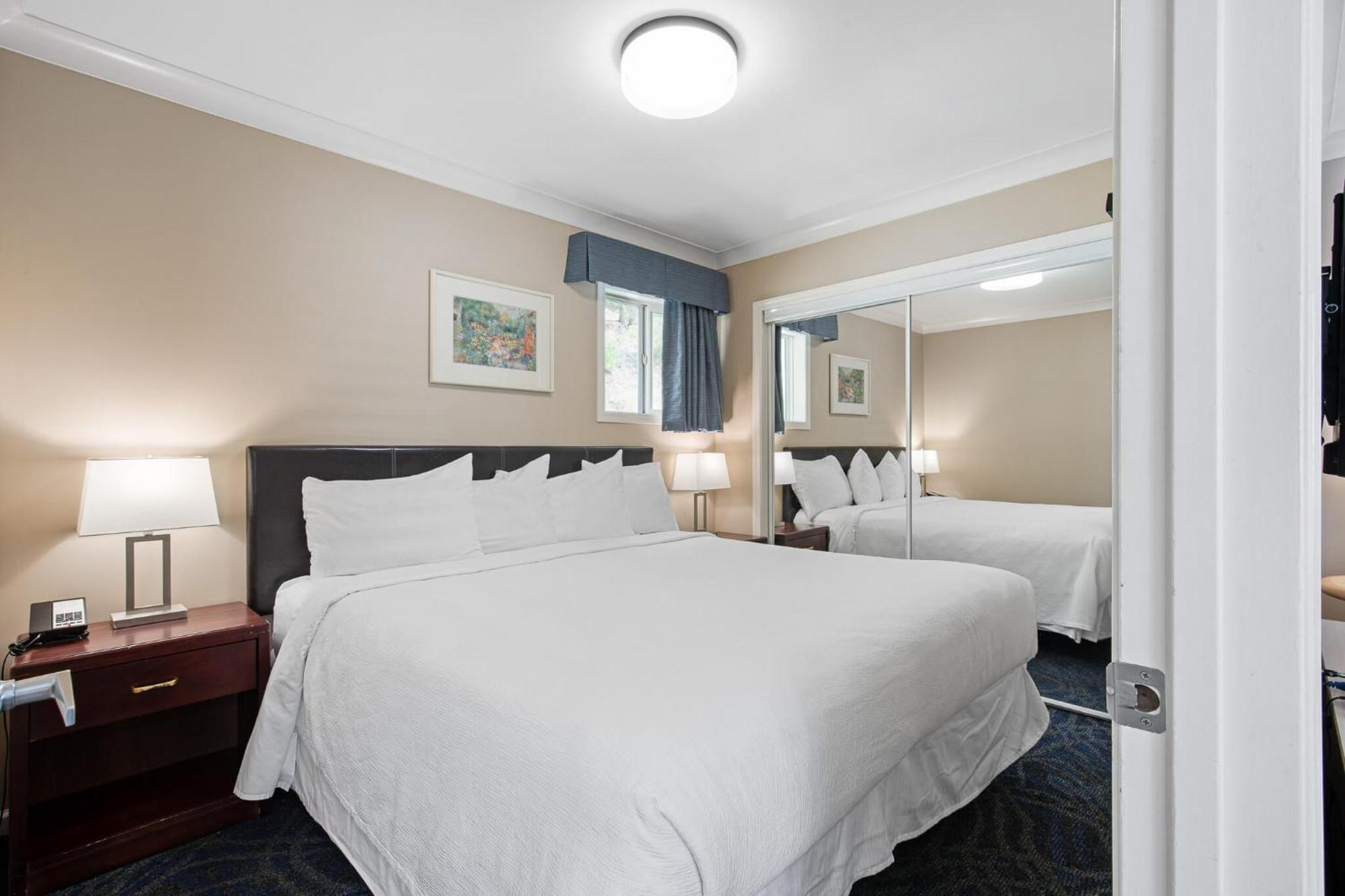 Glenwood Inn & Suites Trail Экстерьер фото