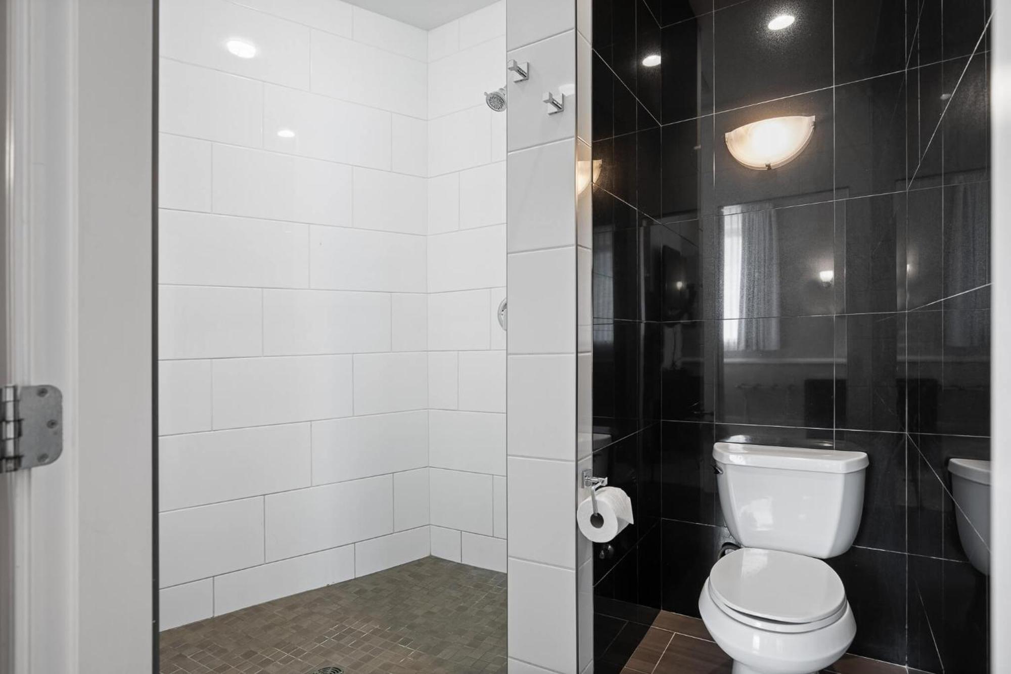 Glenwood Inn & Suites Trail Экстерьер фото