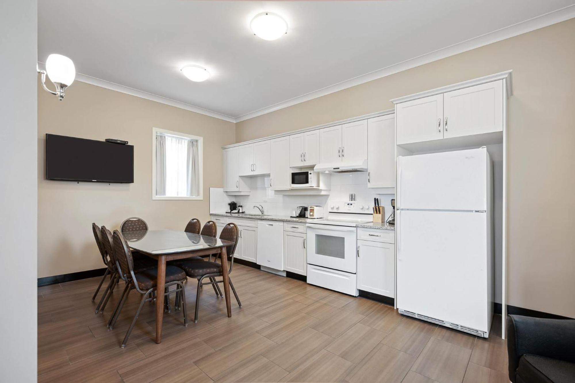 Glenwood Inn & Suites Trail Экстерьер фото