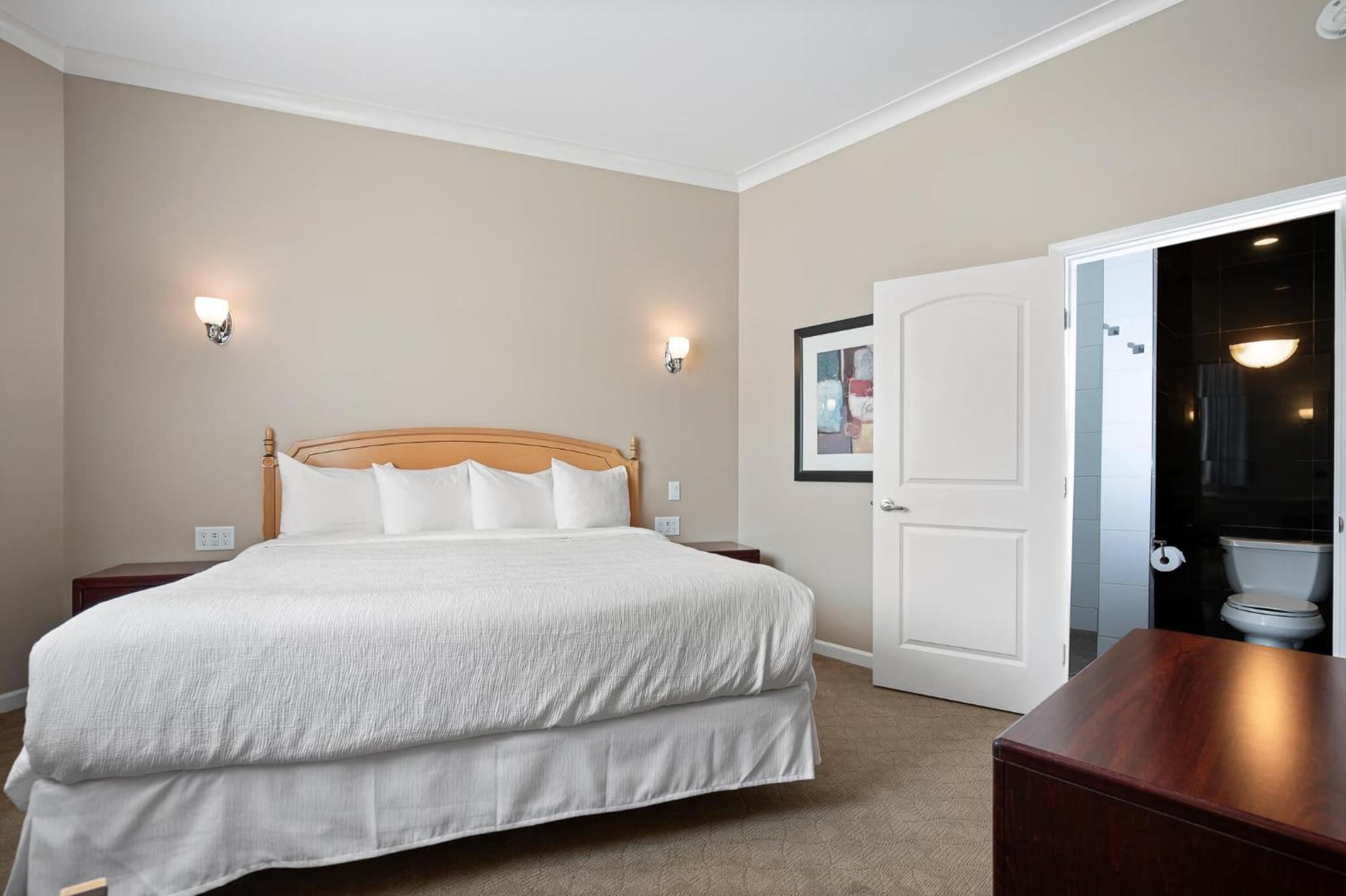 Glenwood Inn & Suites Trail Экстерьер фото