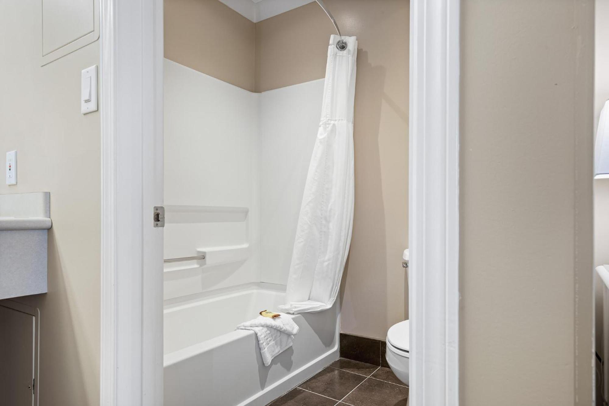 Glenwood Inn & Suites Trail Экстерьер фото