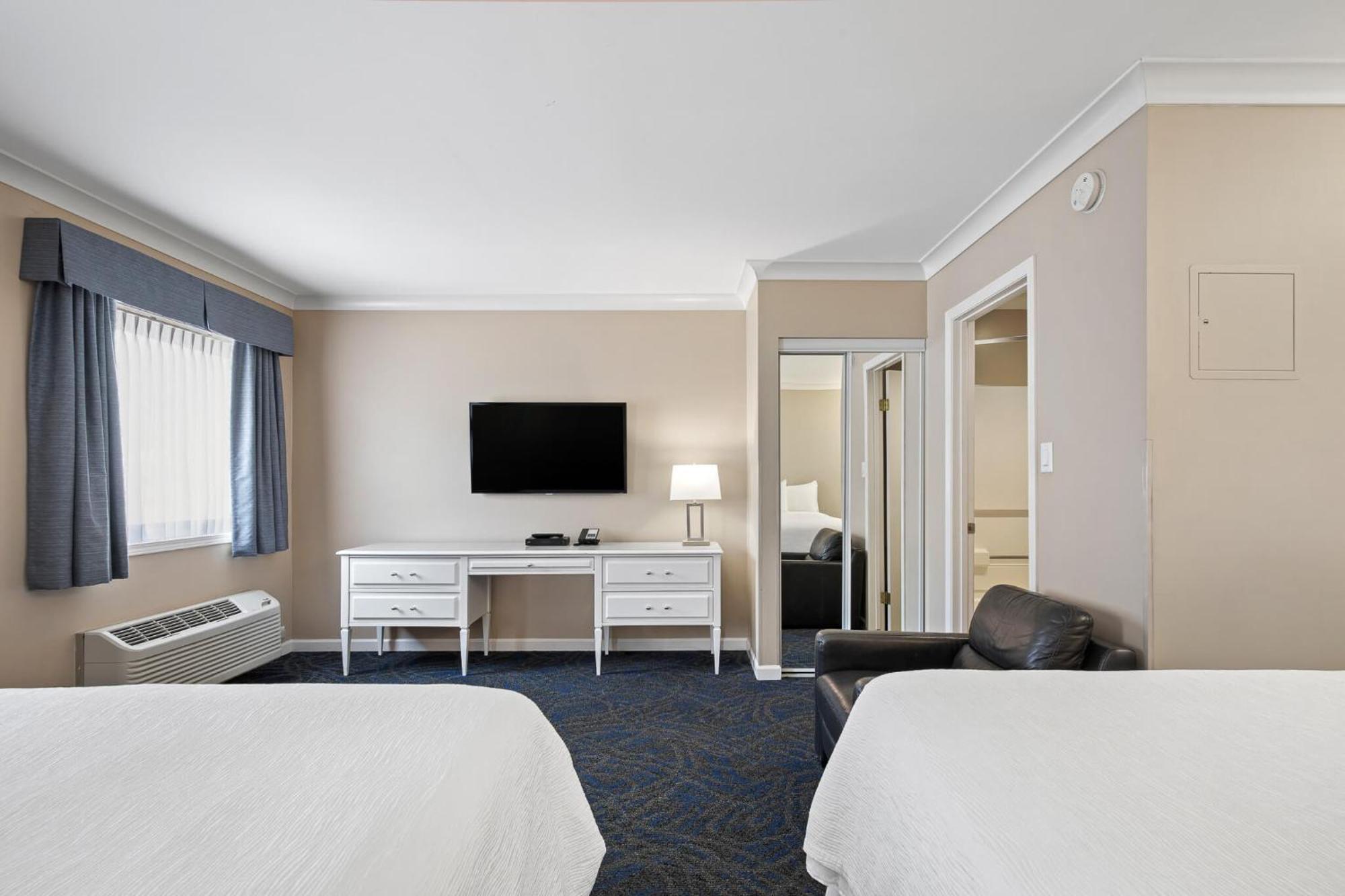 Glenwood Inn & Suites Trail Экстерьер фото