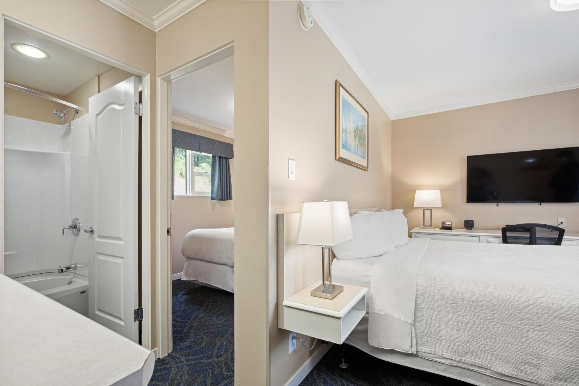 Glenwood Inn & Suites Trail Экстерьер фото