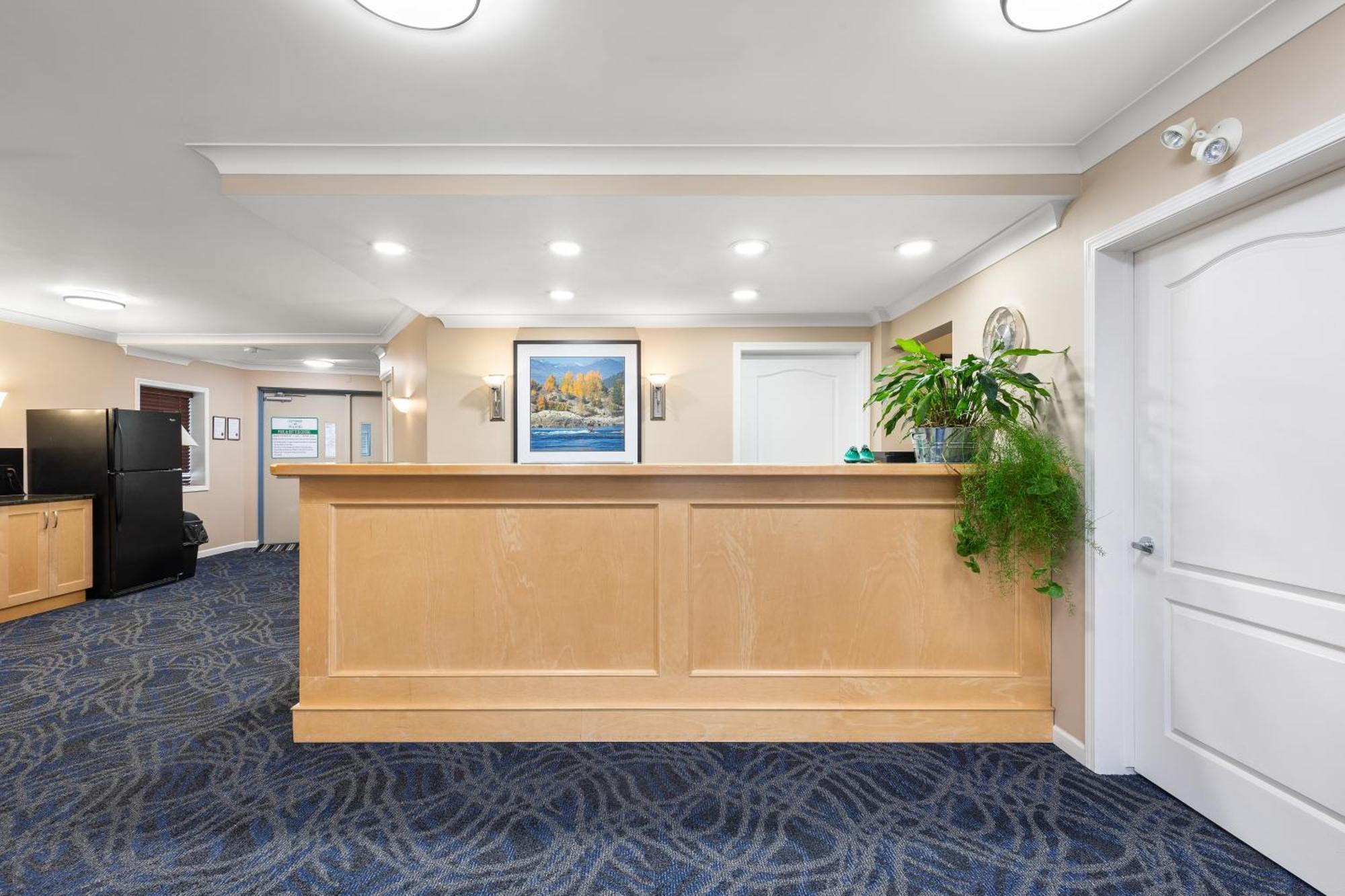Glenwood Inn & Suites Trail Экстерьер фото
