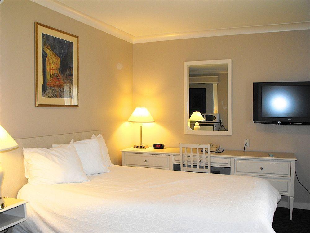 Glenwood Inn & Suites Trail Экстерьер фото