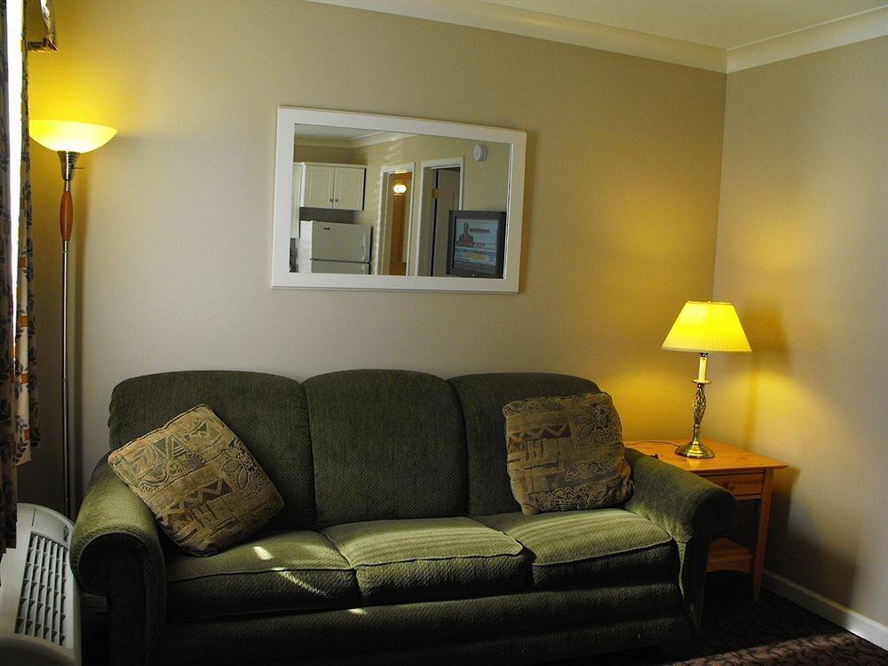 Glenwood Inn & Suites Trail Экстерьер фото