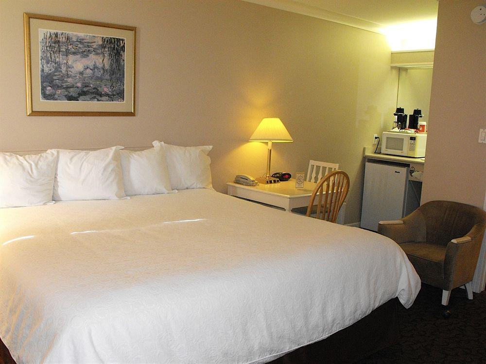 Glenwood Inn & Suites Trail Экстерьер фото