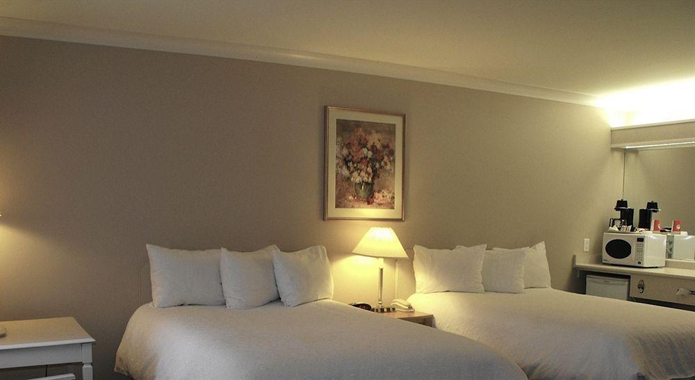 Glenwood Inn & Suites Trail Экстерьер фото