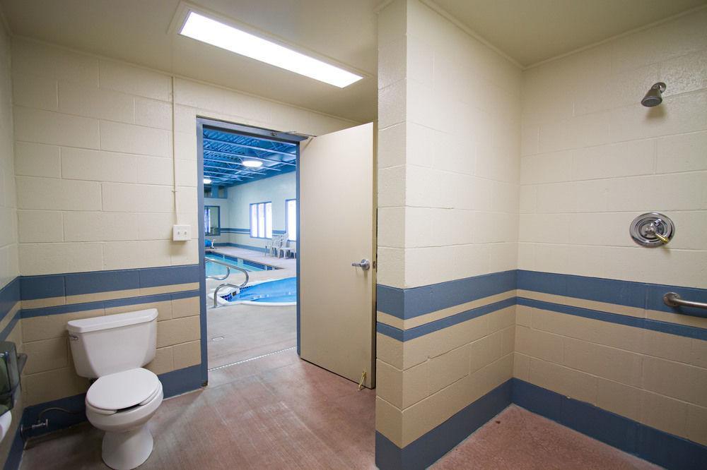 Glenwood Inn & Suites Trail Экстерьер фото