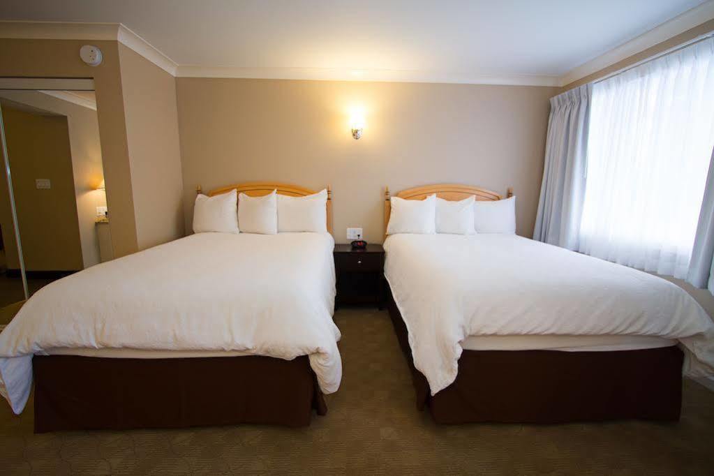 Glenwood Inn & Suites Trail Экстерьер фото