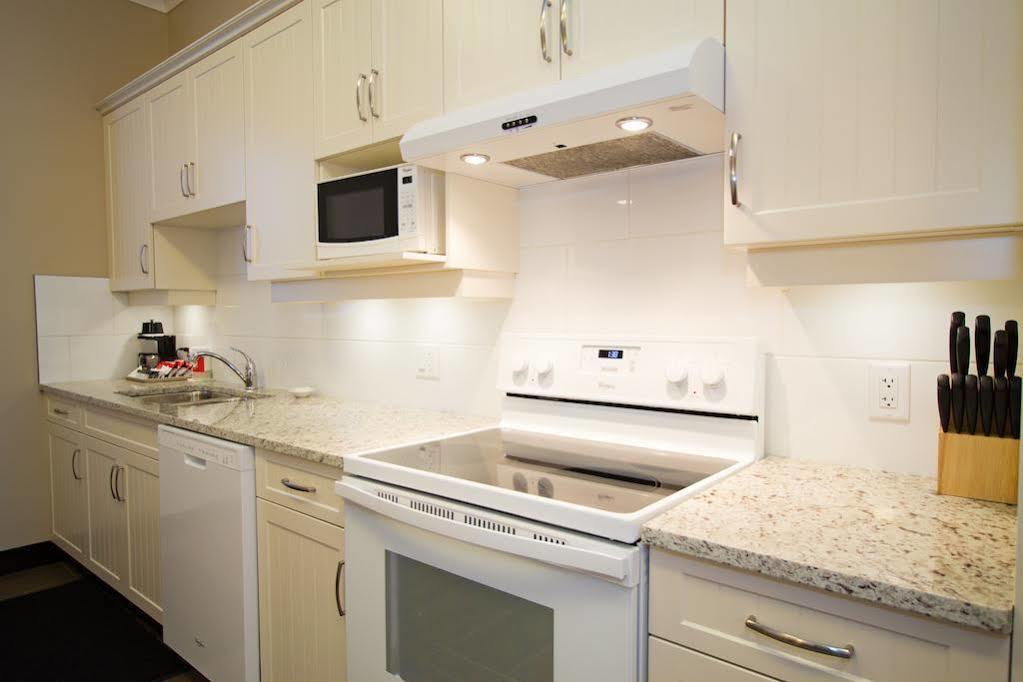 Glenwood Inn & Suites Trail Экстерьер фото