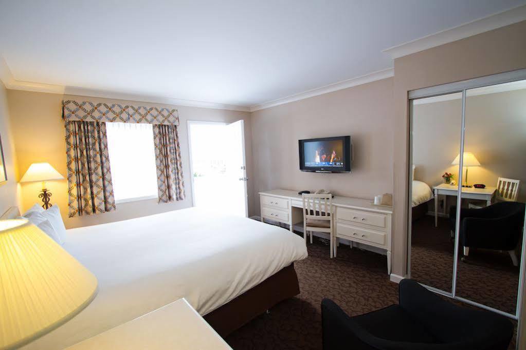 Glenwood Inn & Suites Trail Экстерьер фото