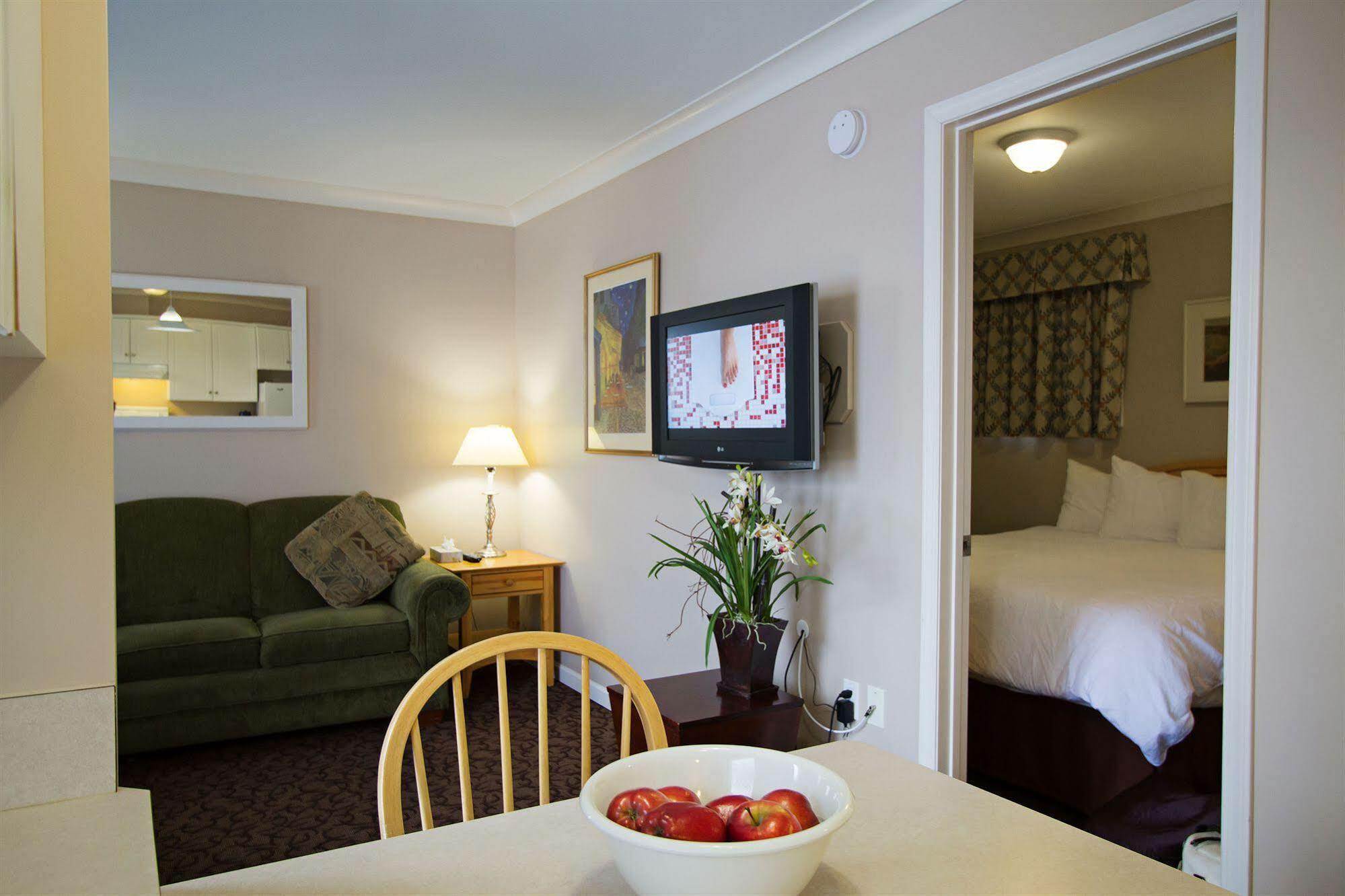 Glenwood Inn & Suites Trail Экстерьер фото