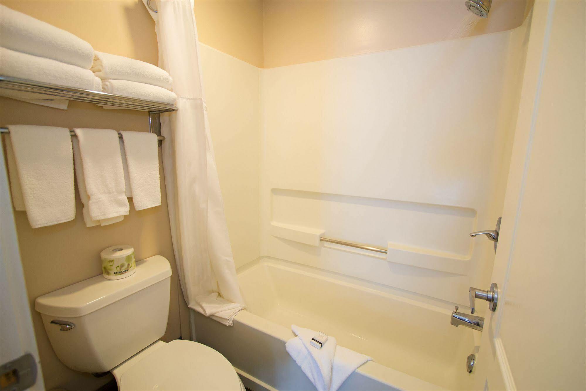 Glenwood Inn & Suites Trail Экстерьер фото