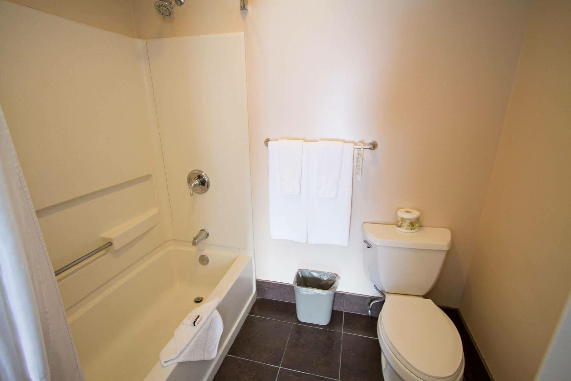 Glenwood Inn & Suites Trail Экстерьер фото