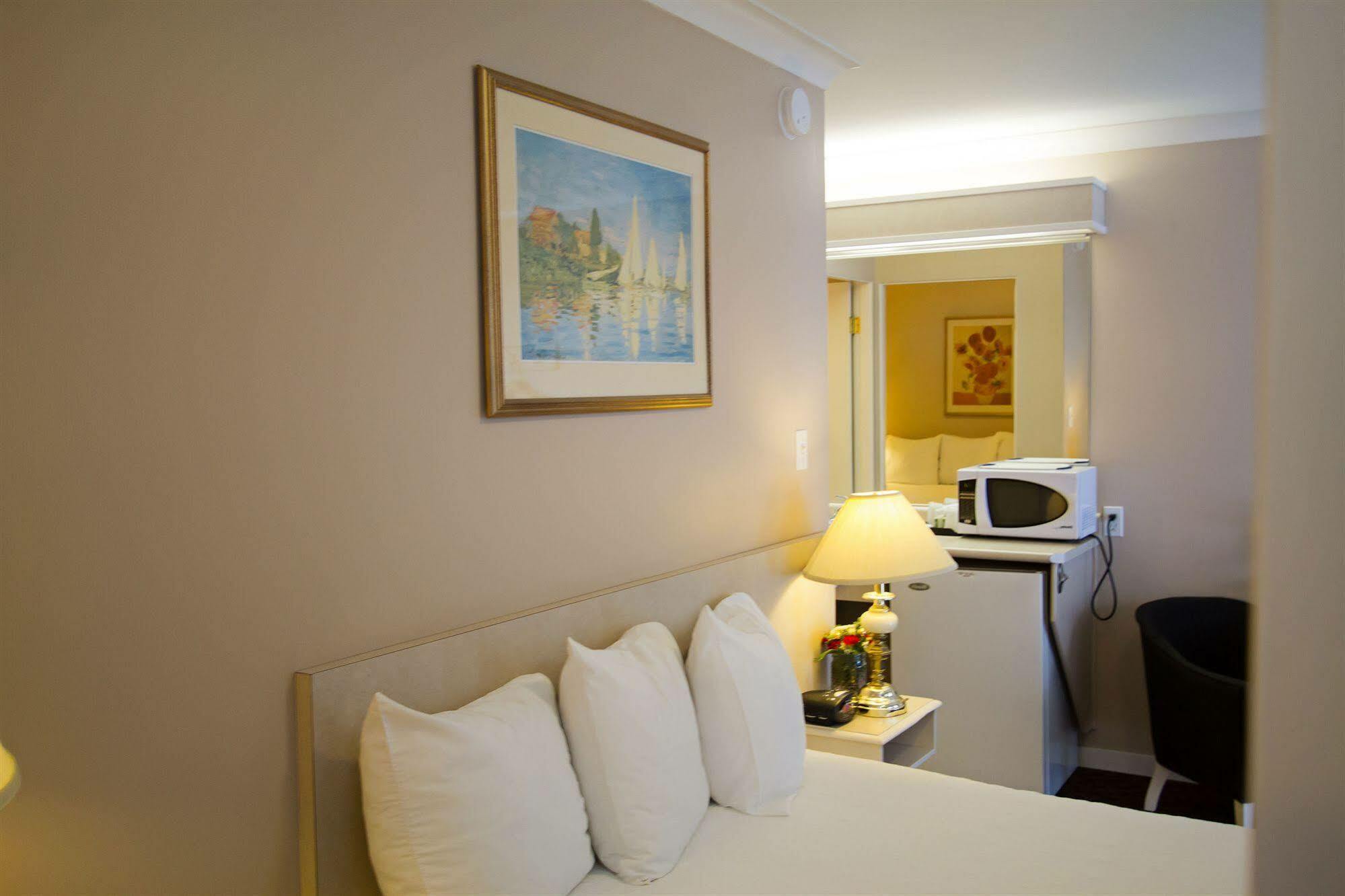 Glenwood Inn & Suites Trail Экстерьер фото