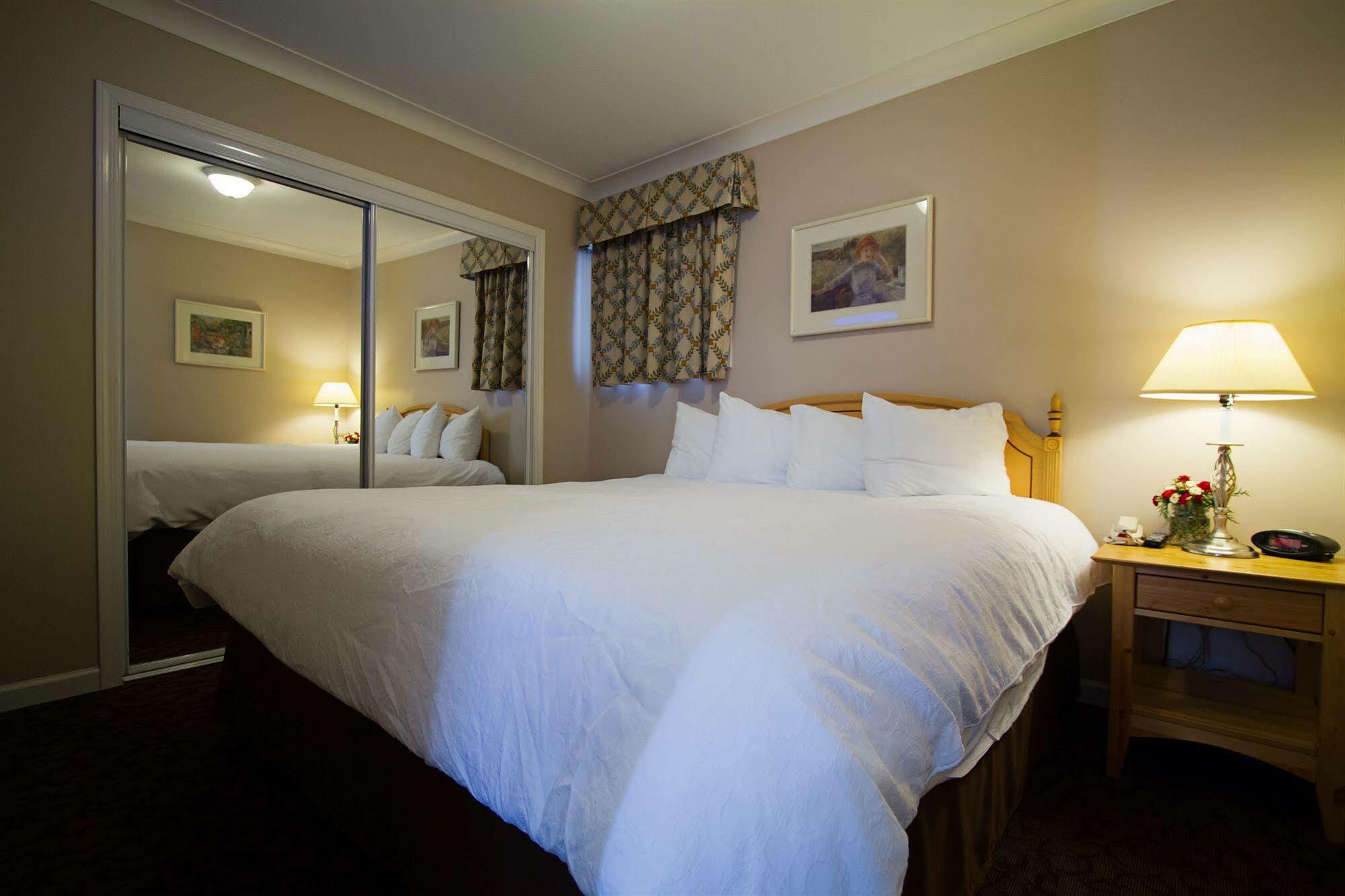 Glenwood Inn & Suites Trail Экстерьер фото