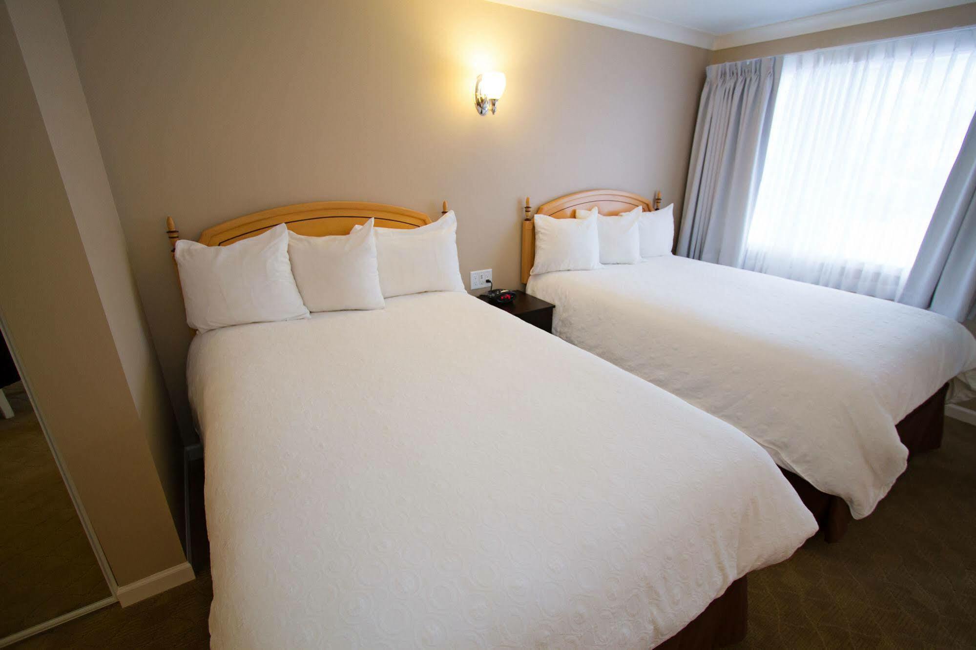 Glenwood Inn & Suites Trail Экстерьер фото