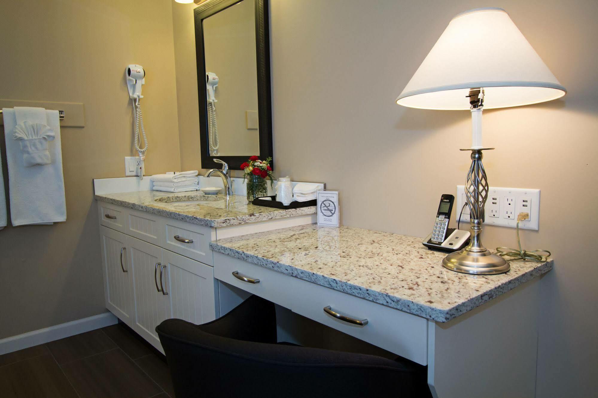 Glenwood Inn & Suites Trail Экстерьер фото